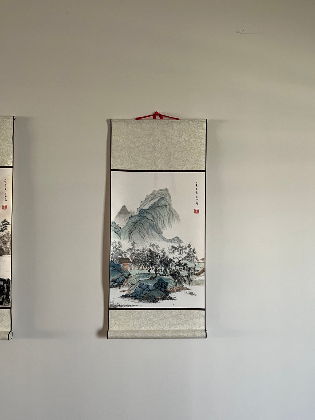 作品总名
四时山居图 中国画四季卷轴系列

Four Seasons Mountain Dwelling Scroll Series
单幅名称
春 山居初醒
夏 林泉正盛
秋 山谷丰藏
冬 雪岭静守