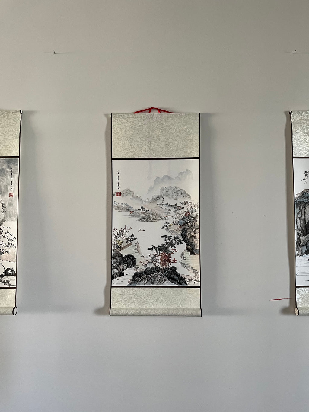 作品总名
四时山居图 中国画四季卷轴系列

Four Seasons Mountain Dwelling Scroll Series
单幅名称
春 山居初醒
夏 林泉正盛
秋 山谷丰藏
冬 雪岭静守